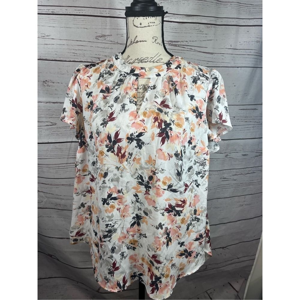 Torrid 00 (M/L)‎ white with flowers blouse - 2321